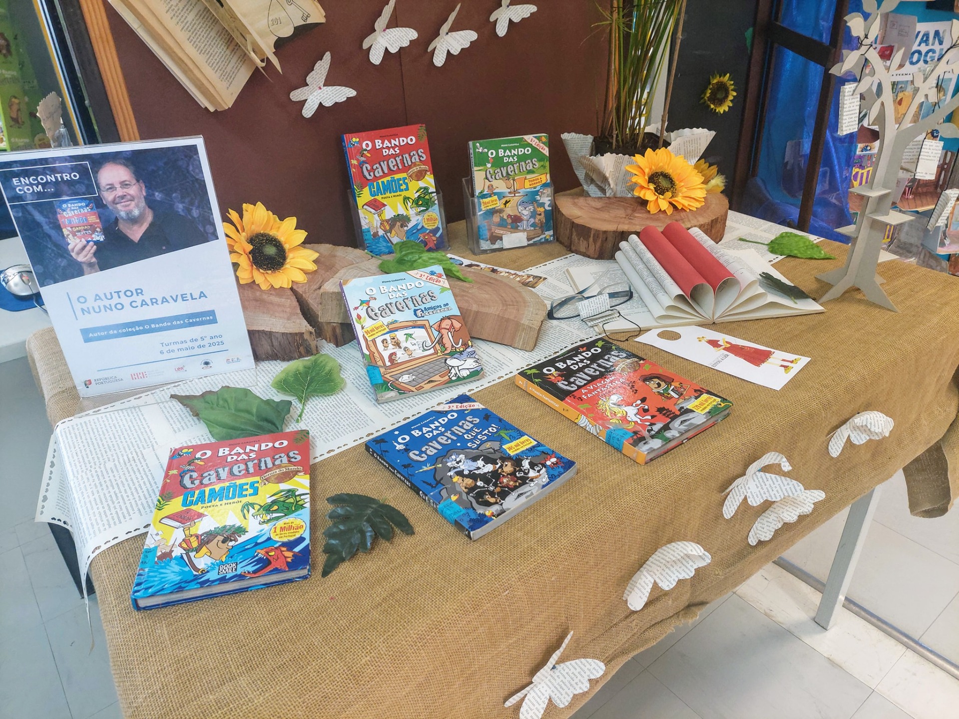 Expositor com livros